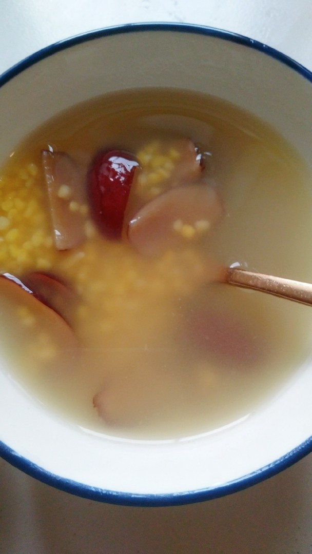 豪华版炒面套餐,吃完炒面后,是不是特别油?再来一碗微甜的红枣玉米粥就更好了。