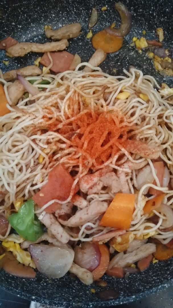 豪华版炒面套餐,+盐+生姜粉+<a style='color:red;display:inline-block;' href='/shicai/ 761'>辣椒粉</a>,翻炒几下。