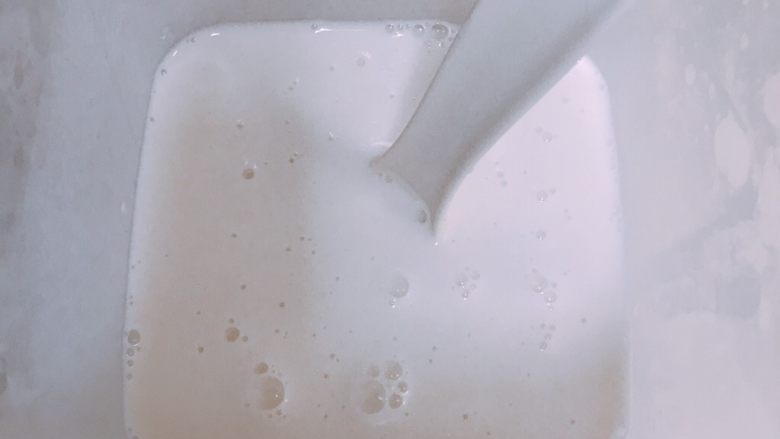 家庭自制凉皮,小心倒掉上层的清水然后搅拌均匀