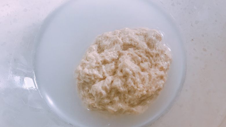 家庭自制凉皮,反复加水洗直至水变清,面团变成多孔