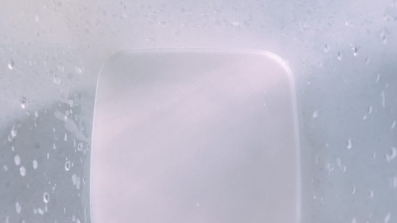 家庭自制凉皮,另外准备一个大碗或者像我这种保鲜盒,把洗过的水倒入盒里