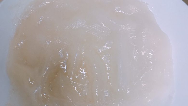 家庭自制凉皮,放盘后刷层香油,防止粘到一起,盘子底下放冰水,我忘记拍照了