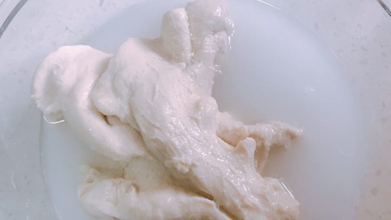 家庭自制凉皮,加水,一次不要加很多,因为要加很多次