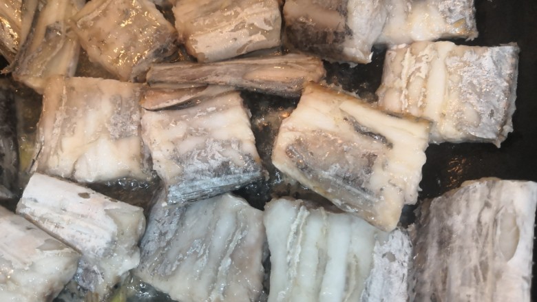 红烧带鱼,煎至带鱼,两面变色,(不需要金黄)
