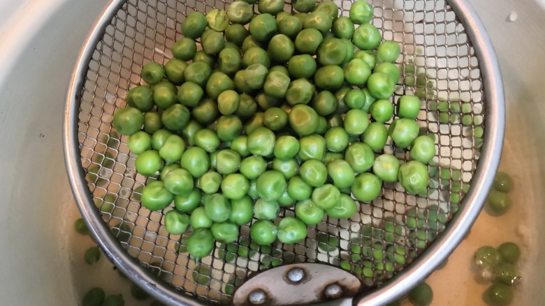 泰味甜辣粽,豌豆断生,捞出
