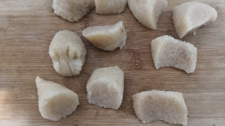泰味甜辣粽,把粽子,切成小块