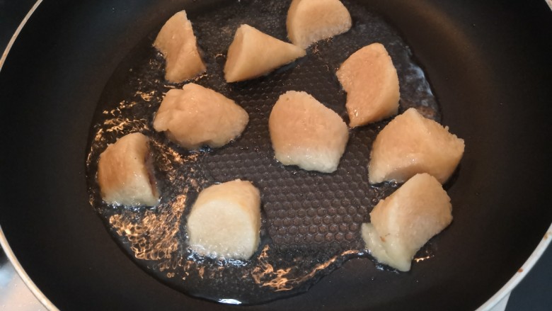 泰味甜辣粽,油热,倒入粽子