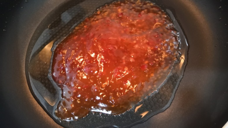 泰味甜辣粽,锅留底油,倒入甜辣酱,洒入盐,翻拌均匀