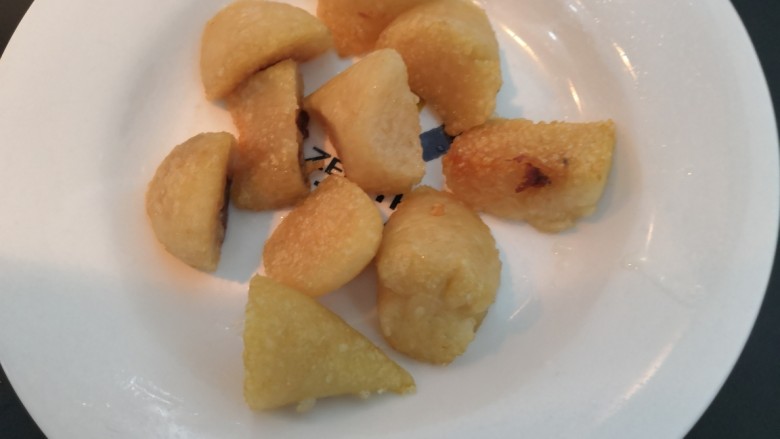 泰味甜辣粽,粽子,煎至两面金黄,盛出备用