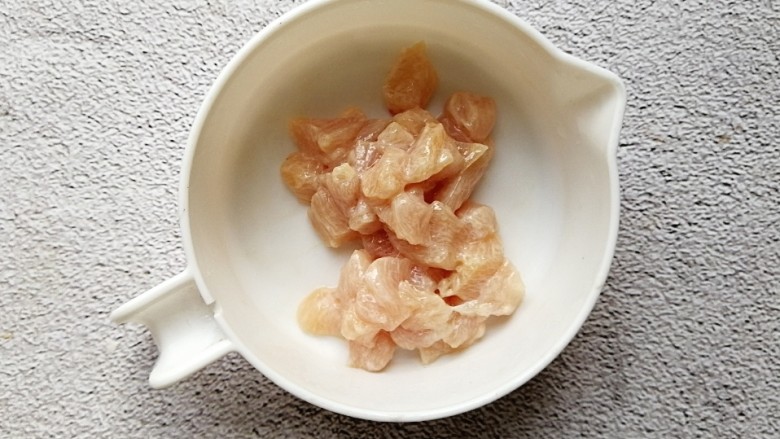 彩椒鸡肉奶酪意面,<a style='color:red;display:inline-block;' href='/shicai/ 5885'>鸡脯肉</a>冲洗干净切丁后用一点玉米淀粉和一点盐,腌一下