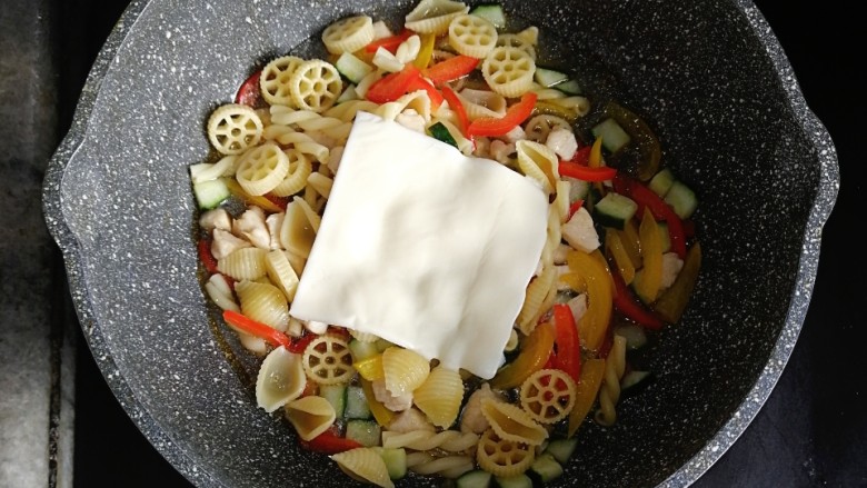 彩椒鸡肉奶酪意面,最后丢入奶酪片,融化后就可以出锅啦