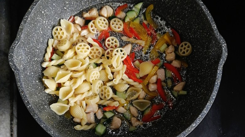 彩椒鸡肉奶酪意面,倒入小半碗清水和意面,小火焖煮一下