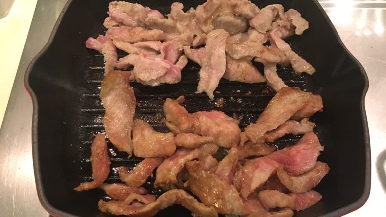 双色猪颈肉,没啥烹饪技巧,就是随时去翻动,直到熟透上色