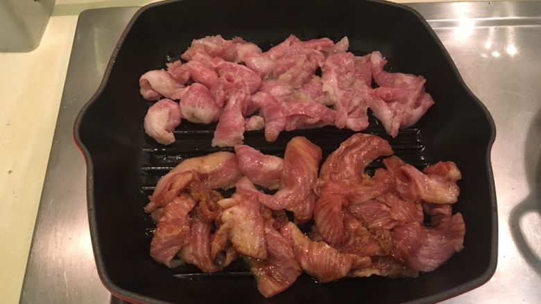 双色猪颈肉,将腌好的猪颈肉放上去,两口味分开