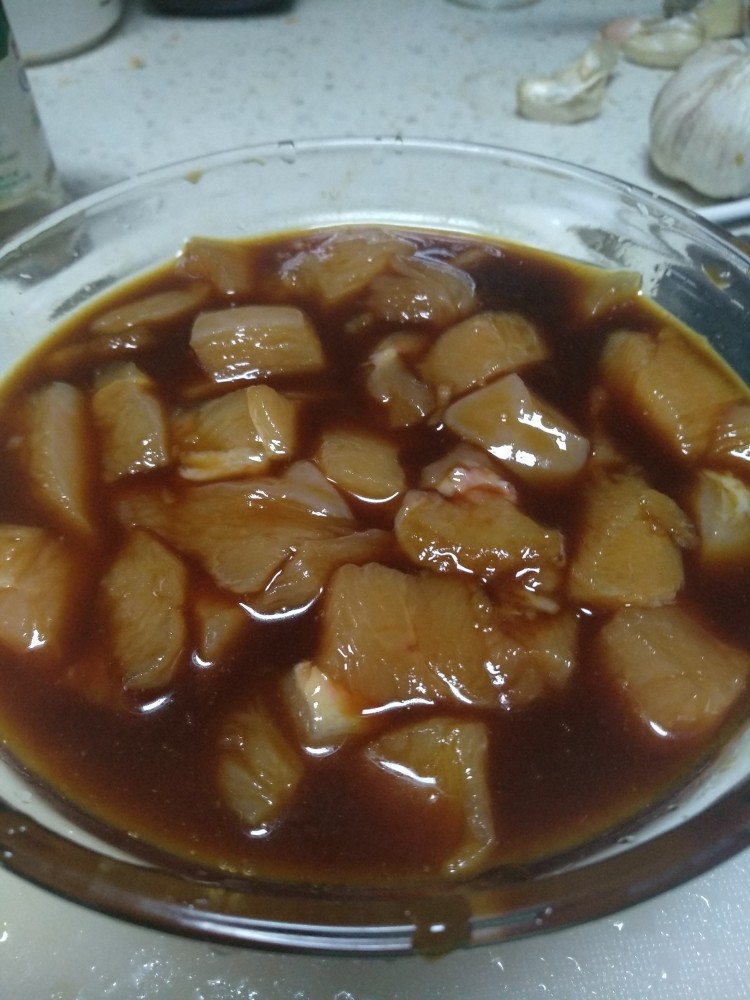 照烧鸡肉饭,<a style='color:red;display:inline-block;' href='/shicai/ 101'>鸡胸肉</a>切小块，腌入酱料