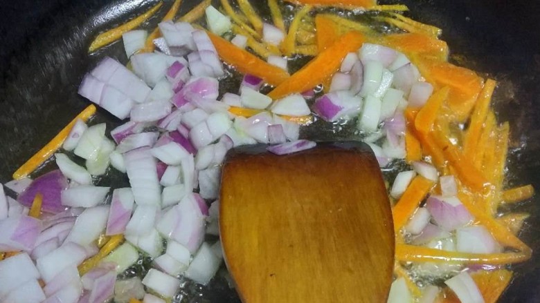 照烧鸡肉饭,花生油烧至5成热，下洋葱，胡萝卜丝，微炒，加调味料盐，鸡精，花椒粉