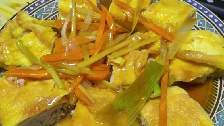 吉祥肉卷,切段儿,调汤汁淋上即可。