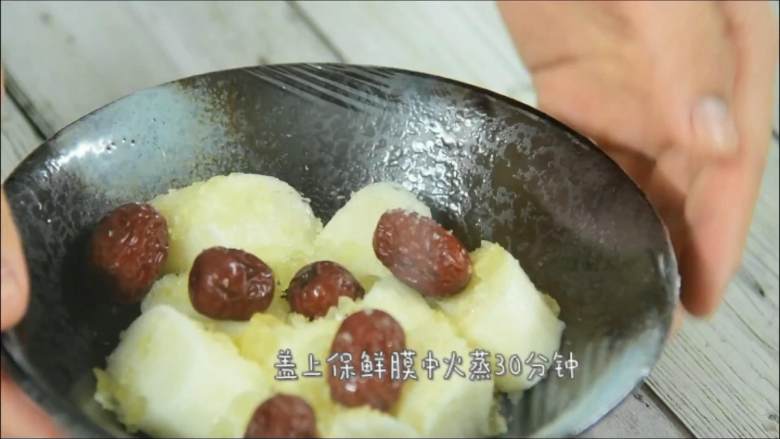 制作简单,却非常养生的餐前小菜,撒上碎冰糖(白砂糖也可以),盖上保鲜膜中火蒸30分钟。
