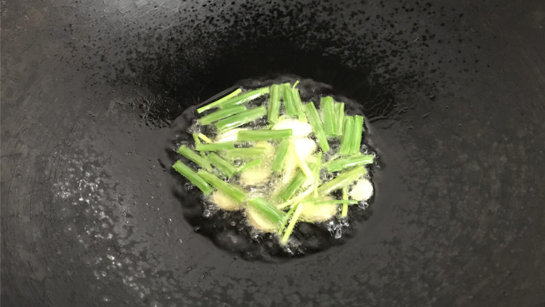 干葱豆豉鸡,锅中倒入适量油,7成热,把葱,姜,蒜放入锅中,炸至金黄色,煸出香味后捞出。