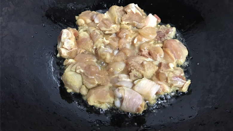 干葱豆豉鸡,锅中留葱油,放入腌制好的鸡肉。