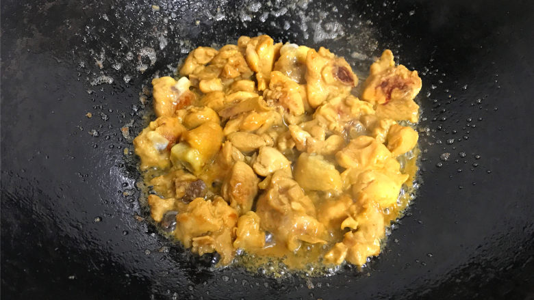 干葱豆豉鸡,煎至两面金黄。