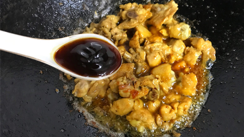 干葱豆豉鸡,加入生抽,<a style='color:red;display:inline-block;' href='/shicai/ 721'>蚝油</a>,料酒。
