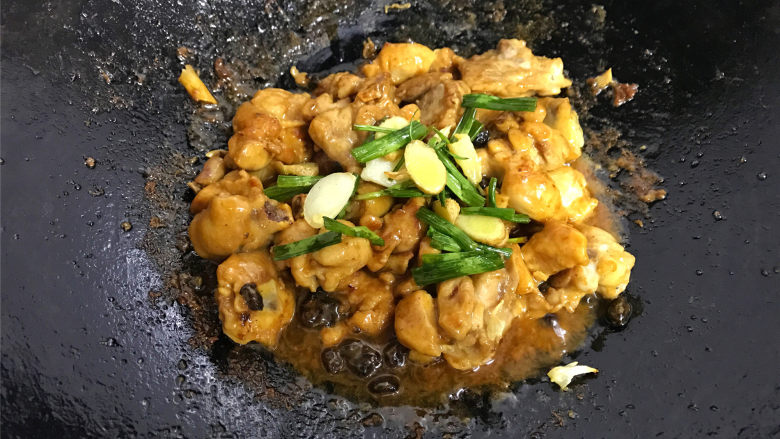 干葱豆豉鸡,炒匀后加入炸好的葱姜蒜,一起翻炒。