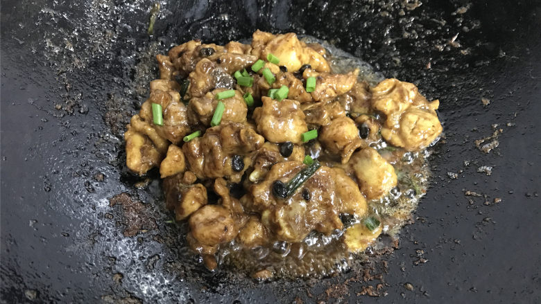 干葱豆豉鸡,加半碗热水,水开后转中小火,煮至汤汁浓稠,转大火收汁即可。