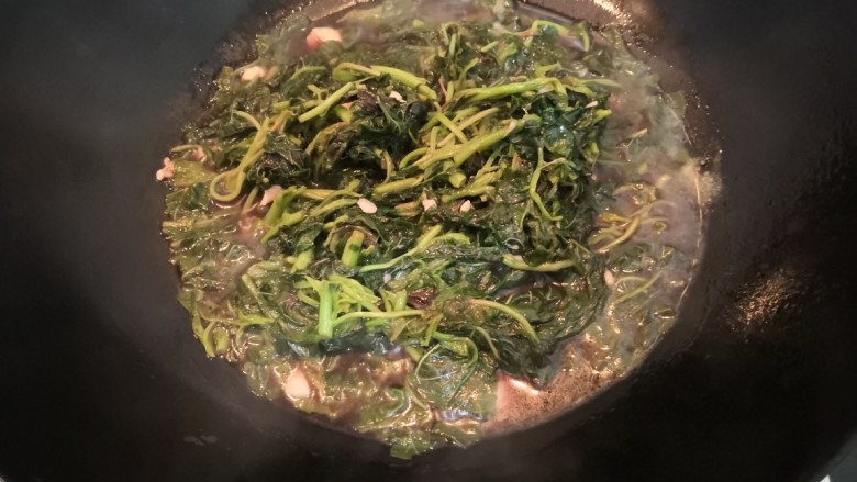 蒜香苋菜,煮开后关中小火，煮至苋菜软熟