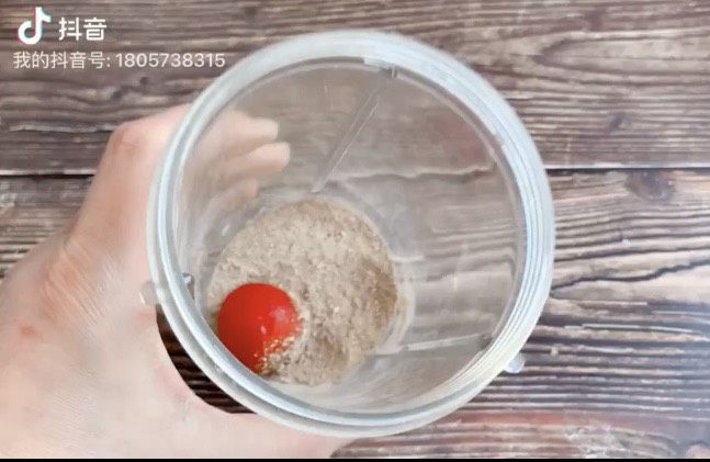 陈皮小番茄,还有一个方法是将陈皮粉放在杯子里,丢一粒小番茄进去,然后摇晃杯子,小番茄就轻松的蘸上陈皮粉了。
