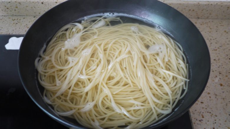 培根芝士意大利面,把意大利面放进锅里煮8-10分钟,今天用到的是细圆的意大利面,煮到什么程度可以自己试,找自己喜欢的硬度即可。