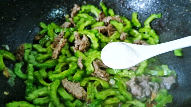 苦瓜炒牛肉,加一点盐、生抽调味,翻炒均匀出锅。