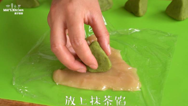满足夏日贪凉小心思的【抹茶水晶粽】,爽口Q弹,水晶皮分成等量的10等份,