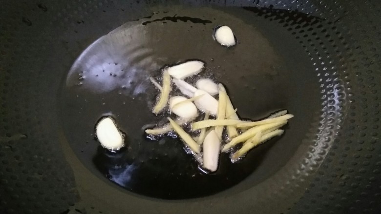 青椒肉丝,炒锅中加入适量食用油,把蒜片姜丝煸香