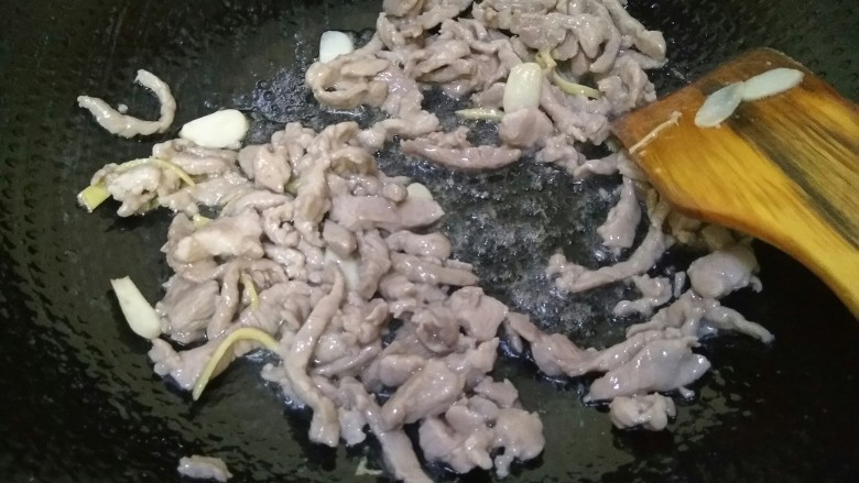 青椒肉丝,香味出来后把肉丝倒进去大火快速翻炒到肉丝变白