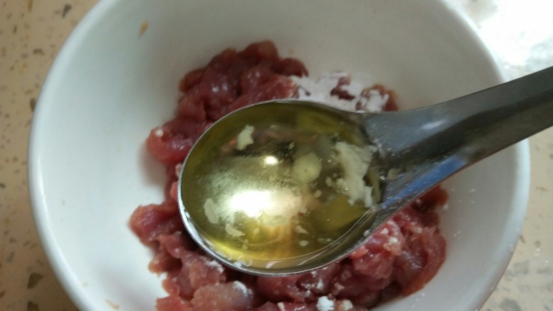 青椒肉丝,一勺<a style='color:red;display:inline-block;' href='/shicai/ 140122'>玉米油</a>,防止肉丝下锅粘连在一起