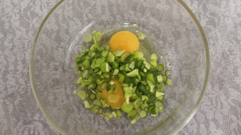 豆瓣蒜苗蛋,把蒜苗,放入鸡蛋中