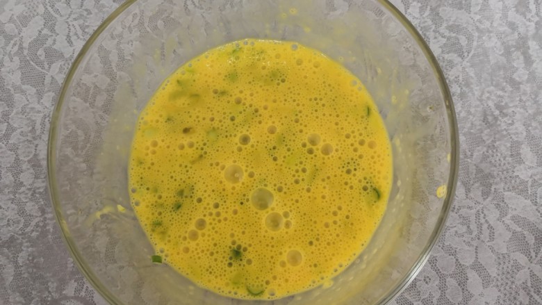 豆瓣蒜苗蛋,把蒜苗丁和鸡蛋,搅拌均匀