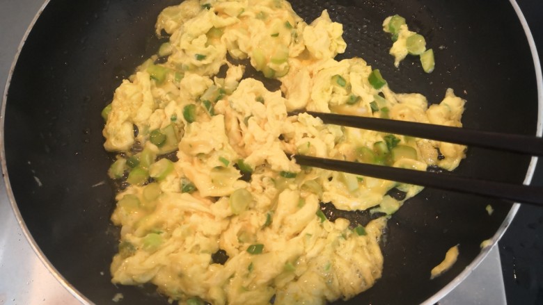 豆瓣蒜苗蛋,用筷子,划拨至鸡蛋凝固,盛出备用