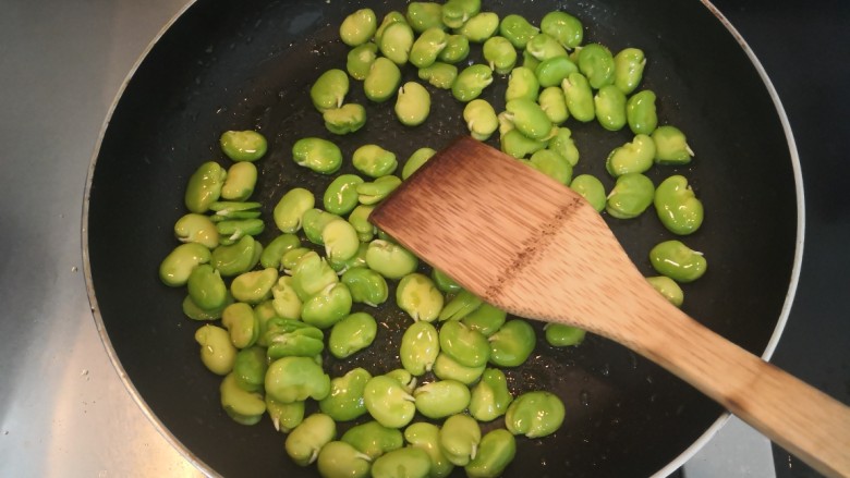 豆瓣蒜苗蛋,把蚕豆瓣，翻炒均匀至变色