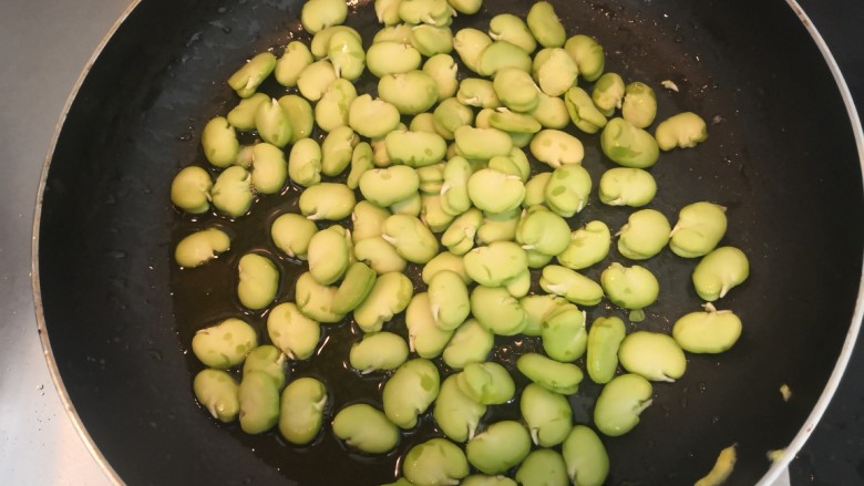 豆瓣蒜苗蛋,锅留底油,倒入蚕豆瓣