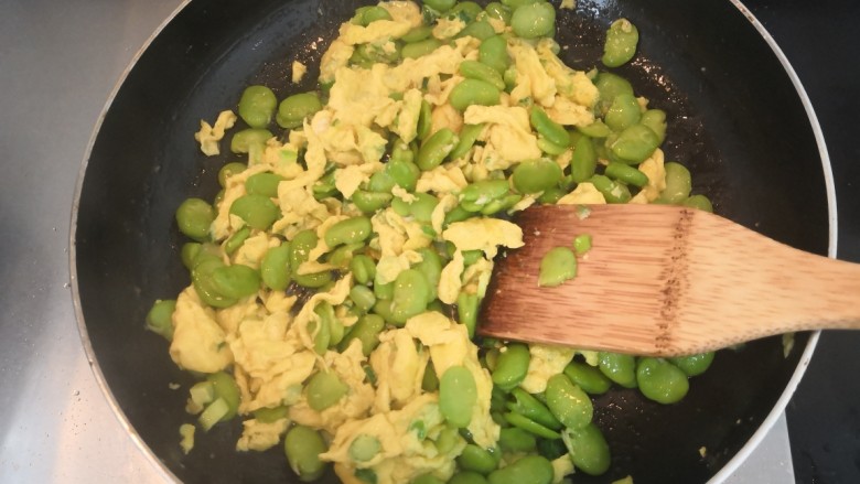 豆瓣蒜苗蛋,用铲子,翻炒均匀