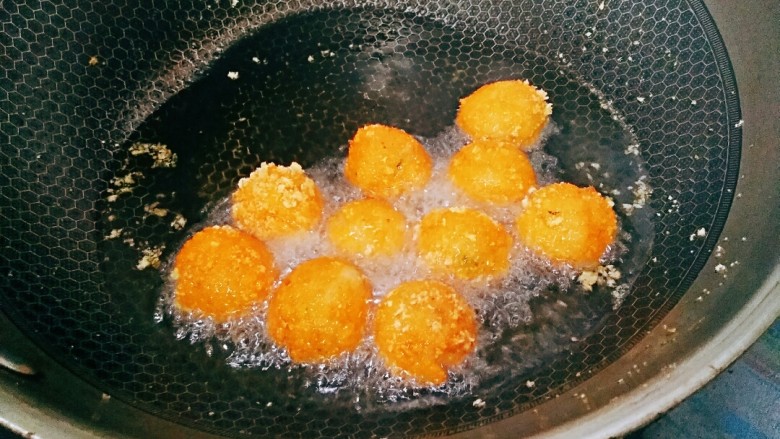 炸豆腐丸子,锅里放适量食用油,烧至八成热,再把丸子放下去炸