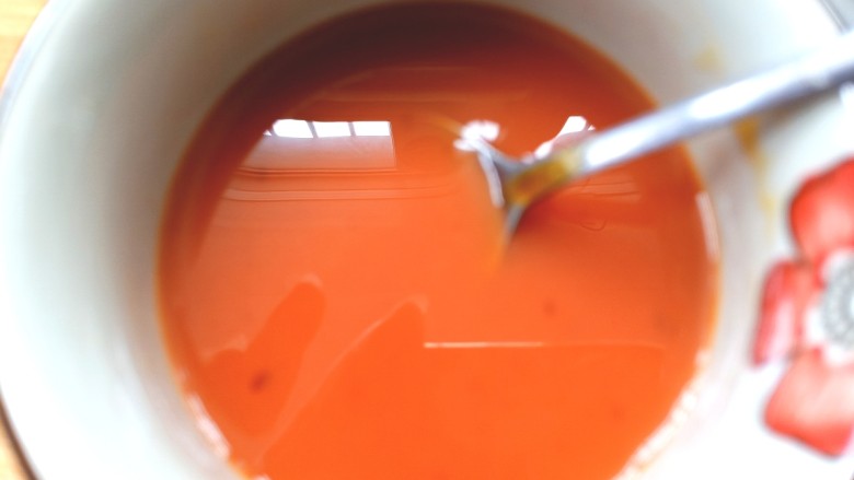 番茄虾仁西蓝花,放入<a style='color:red;display:inline-block;' href='/shicai/ 3729'>白糖</a>,醋,淀粉,水搅拌均匀备用