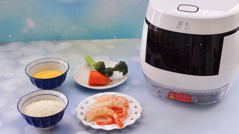 阿根廷红虾时蔬二米饭团,首先备齐所有的食材,红虾我是用的去皮去头的。