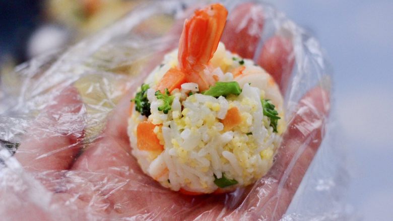 阿根廷红虾时蔬二米饭团,饭团中间插上虾尾,饭团就做好了。