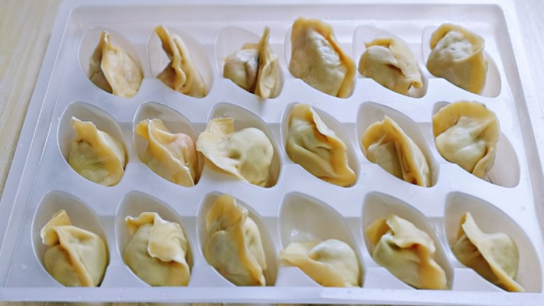 蛋抱萝卜红虾仁水饺,撕下二层包装,这时锅中加入水大火烧开。