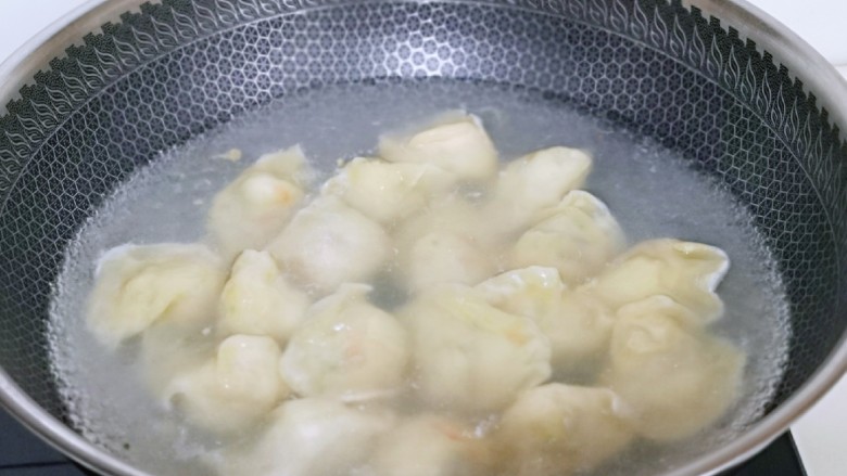 蛋抱萝卜红虾仁水饺,待水烧开后,下水饺,煮熟捞出。