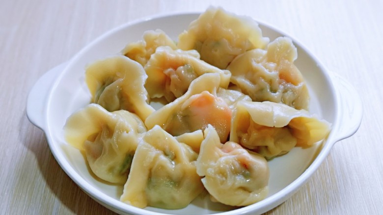 蛋抱萝卜红虾仁水饺,煮好的水饺放入盘中,晾一会儿。(被儿子先吃了几个,小家伙忍不住啦!说这个馅太好吃了。)