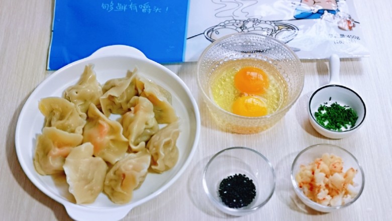 蛋抱萝卜红虾仁水饺,鸡蛋磕入碗中,小葱切碎,阿根廷<a style='color:red;display:inline-block;' href='/shicai/ 70672'>红虾仁</a>切碎。
